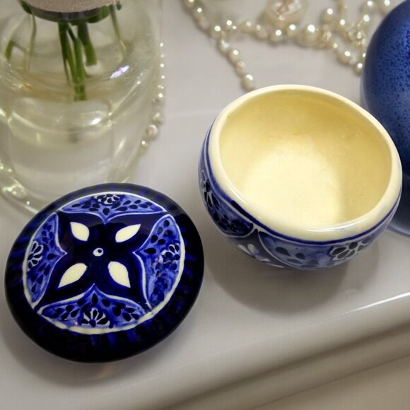 Vintage Cobalt Blue & White Porcelain Small Jewelry Trinket Box with Cover - Picture 4 of 11